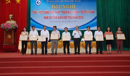 Đồng chí Trần Thanh Đức trao bằng khen cho các tập thể