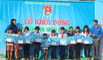 Dịp này, Tỉnh đoàn đã trao 20 suất học bổng, quà tặng cho các em học sinh có hoàn cảnh khó khăn.