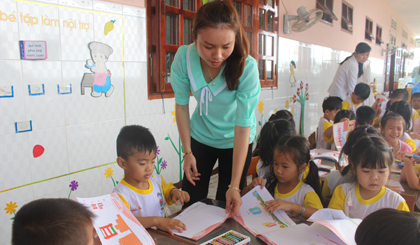 Từ 8 giờ, các bé bắt đầu giờ học. Các bé còn nhỏ, liên tục mất tập trung, buộc giáo viên phải kiên trì đến từng bàn học hướng dẫn các bé vừa học vừa chơi.