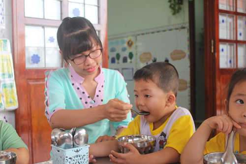 Trước 6 giờ 30 hằng ngày, tất cả các cô giáo, nhân viên đều phải có mặt ở trường để bắt đầu ngày làm việc. Công việc đầu tiên là các cô giáo là đón các bé vào lớp.