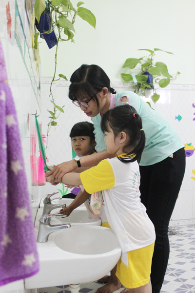 Việc vệ sinh cho bé được các giáo viên đặc biệt quan tâm. Đây là yêu cầu bắt buộc của công việc.