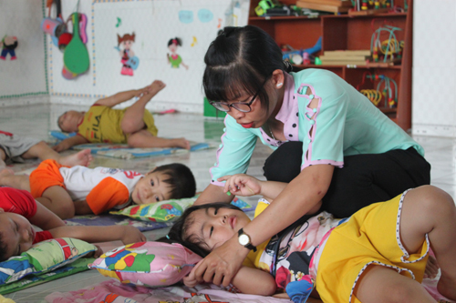 Giờ ngủ trưa, các giáo viên phải để ý đến từng bé. Đa số bé không chịu nằm yên nên giáo viên phải mất khá nhiều thời gian mới đưa được các bé vào giấc ngủ.