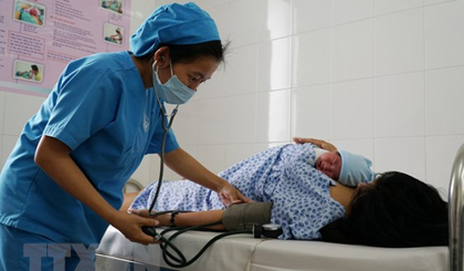 Chăm sóc cho một sản phụ sinh con tại Bệnh viện Từ Dũ. (Ảnh: Phương Vy/TXVN)