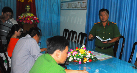 Thượng tá Phan Tấn Ca (đứng) thông tin ban đầu vụ việc.