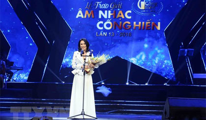 Ca sỹ Mỹ Tâm nhận giải đề cử Ca sỹ của năm. Ảnh: Thành Đạt/TTXVN