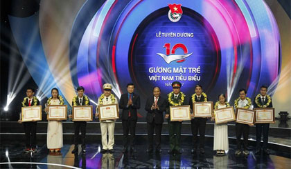 Thủ tướng Nguyễn Xuân Phúc và Bí thư thứ nhất Trung ương Đoàn Lê Quốc Phong với các Gương mặt trẻ Việt Nam tiêu biểu năm 2017. Ảnh: Văn Điệp/TTXVN