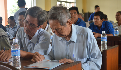 Tuyên truyền pháp luật cho người dân thông qua tờ rơi.