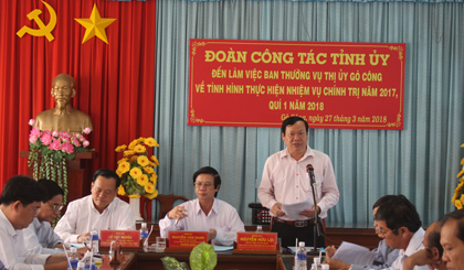 Bí thư Thị ủy Gò Công Nguyễn Hữu Lợi  báo cáo về tình hình thực hiện nhiệm vụ chính trị trong năm 2017 và quý I-2018.