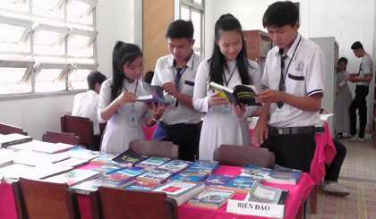 Học sinh Trường THPT Lưu Tấn Phát (xã Tam Bình) lựa chọn các loại sách, báo  tại “Triển lãm sách, báo Xuân 2018” để mượn đọc.