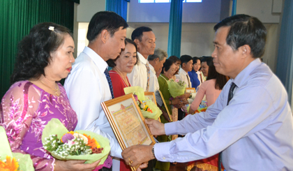 Giám đốc Sở Văn hóa - Thể thao và du lịch Nguyễn Đức Đảm trao Bằng khen của UBND tỉnh cho các gia đình văn hóa tiêu biểu.   Ảnh: THU HOÀI