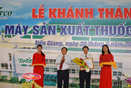 Ban Giám đốc trung tâm nhận Bằng khen của Quân khu 9.