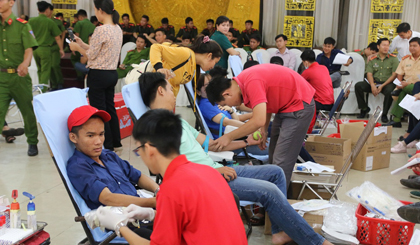 Rất đông người chờ đợi được xét nghiệm để hiến máu.