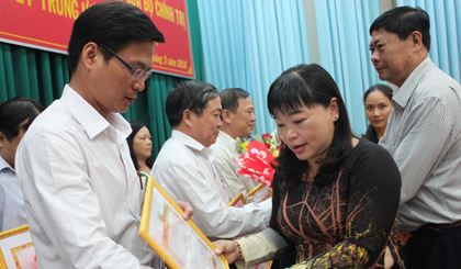 Đảng ủy Khối Các cơ quan tỉnh khen thưởng các tập thể có mô hình mang lại hiệu quả thiết thực và gương điển hình qua 2 năm thực hiện Chỉ thị 05.		 						                  Ảnh: PHƯƠNG MAI