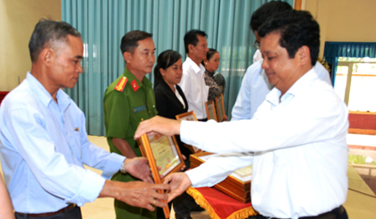 Đồng chí Trương Minh Tới trao Giấy khen cho các tập thể có thành tích xuất sắc trong thực hiện Chỉ thị 05.