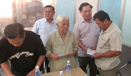 Đồng chí Đặng Thanh Liêm, Bí thư Thành ủy (ảnh trên) và đồng chí Nguyễn Trọng Hữu,  Phó Bí thư Thường trực Thành ủy thăm hỏi, tặng quà cho các hộ dân có nhà bị cháy tại trụ sở  UBND phường 7.  	           						     Ảnh: NGUYỄN VINH