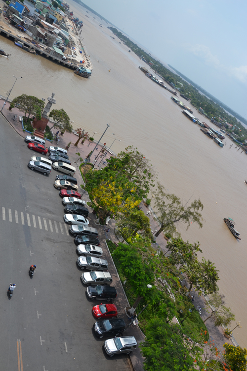 Kè Sông Tiền cũng góp phần thay đổi diện mạo của TP. Mỹ Tho (Ảnh: Kè sông Tiền - phường 2, TP. Mỹ Tho đang trong quá trình xây dựng, của tác giả P.A).