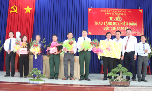 Trao Huy hiệu 30 năm tuổi Đảng cho 6 đảng viên