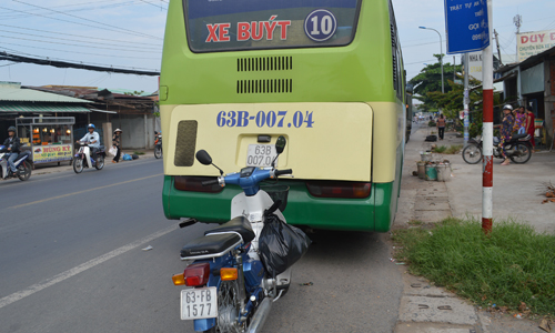 Xe mô tô bị nạn và xe buýt.