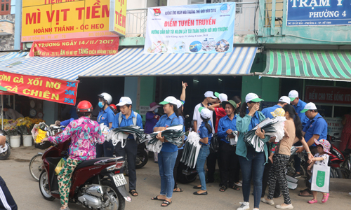 Đội hình hướng dẫn đổi túi ni lông lấy túi thân thiện với môi trường ở chợ Thạnh Trị TP. Mỹ Tho.