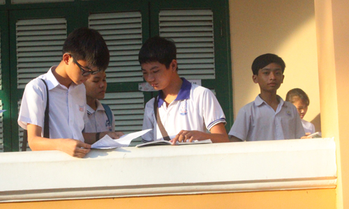 TS ôn tập trước khi vào phòng thi.