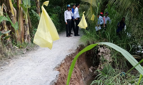 Đoàn kháo sát tình trạng sạt lở tại tuyến Đông sông  Mương Lộ
