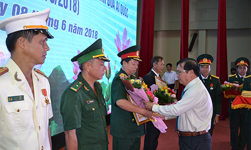 Đồng chí Phạm Anh Tuấn, Phó Chủ tịch UBND tỉnh trao bằng khen của Chủ tịch UBND tỉnh cho các tập thể, cá nhân