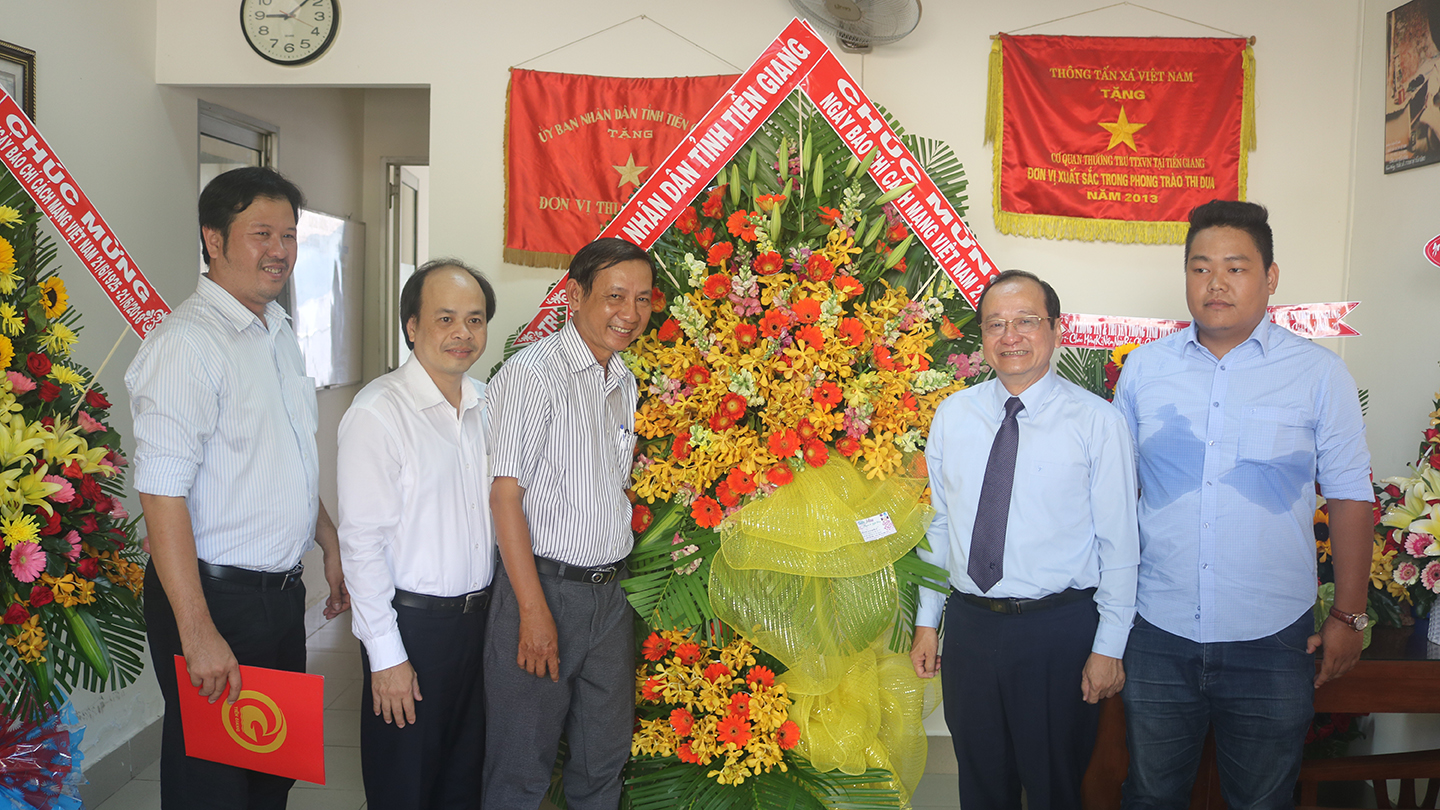 Đồng chí Trần Thanh Đức tặng hoa, chúc mừng Cơ quan thường trú Báo Nhân dân và Thông tấn xã Việt Nam tại Tiền Giang