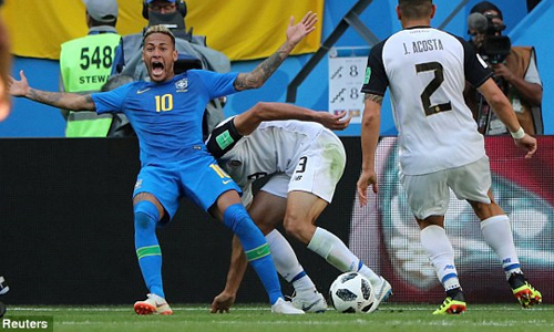 Pha té ngã của Neymar khi anh có đủ thời gian quan sát trọng tài. Ảnh: Reuters.