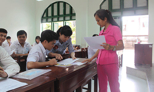 Cán bộ coi thi hướng dẫn TS kiểm dò thông tin. 