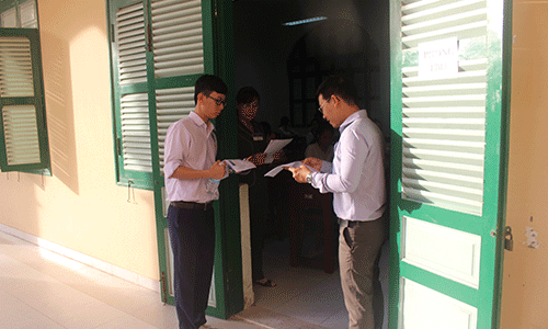Gíám thị gọi TS vào phòng thi. 