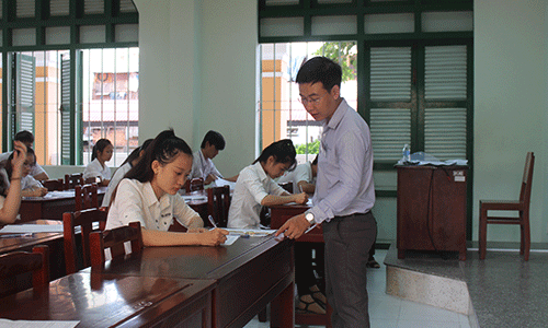 Giám thị hướng dẫn TS điền thông tin. 