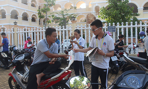 Chiến sĩ tình nguyện phát báo cho TS. 
