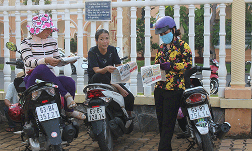 Phụ huynh tranh thủ trò chuyện trước khi vào phòng thi. 