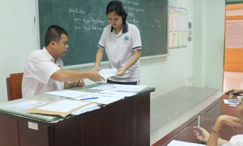 TS nộp bài sau giờ thi môn Toán. 