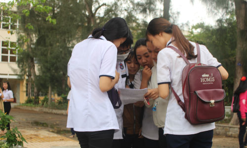TS trao đổi bài thi sau giờ thi tại điểm thi Trường THPT Chợ Gạo. 