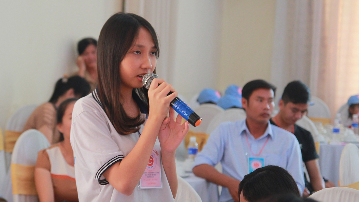 Các em thiếu nhi đặt câu hỏi cho các diễn giả.