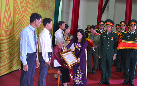 Ửy viên Ban Thường Vụ Tỉnh ủy, Phó Chủ tịch HĐND tỉnh Nguyễn Thị Sáng trao Bằng công nhận Bà Mẹ Việt Nam Anh hùng và Khánh vàng cho thân nhân các bà mẹ đã từ trần.
