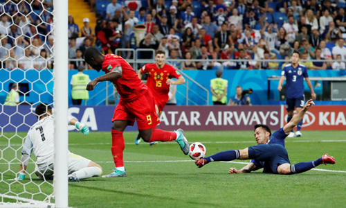 Lukaku băng vào đánh đầu cận thành nhưng bóng đi cắt ngang khung thành của Kawashima. Ảnh: Getty Images