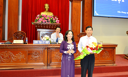 Phó Chủ tịch HĐND tỉnh Nguyễn Thị Sáng tặng hoa chúc mừng đồng chí vừa được bầu bổ sung.