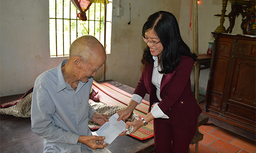Phó Giám đốc Sở Tài chính Nguyễn Kim Tuyến tặng quà ông Phạm Văn Nâu (cha Liệt sĩ) ngụ ấp Hậu Thuận, xã Hậu Thành (Cái Bè)