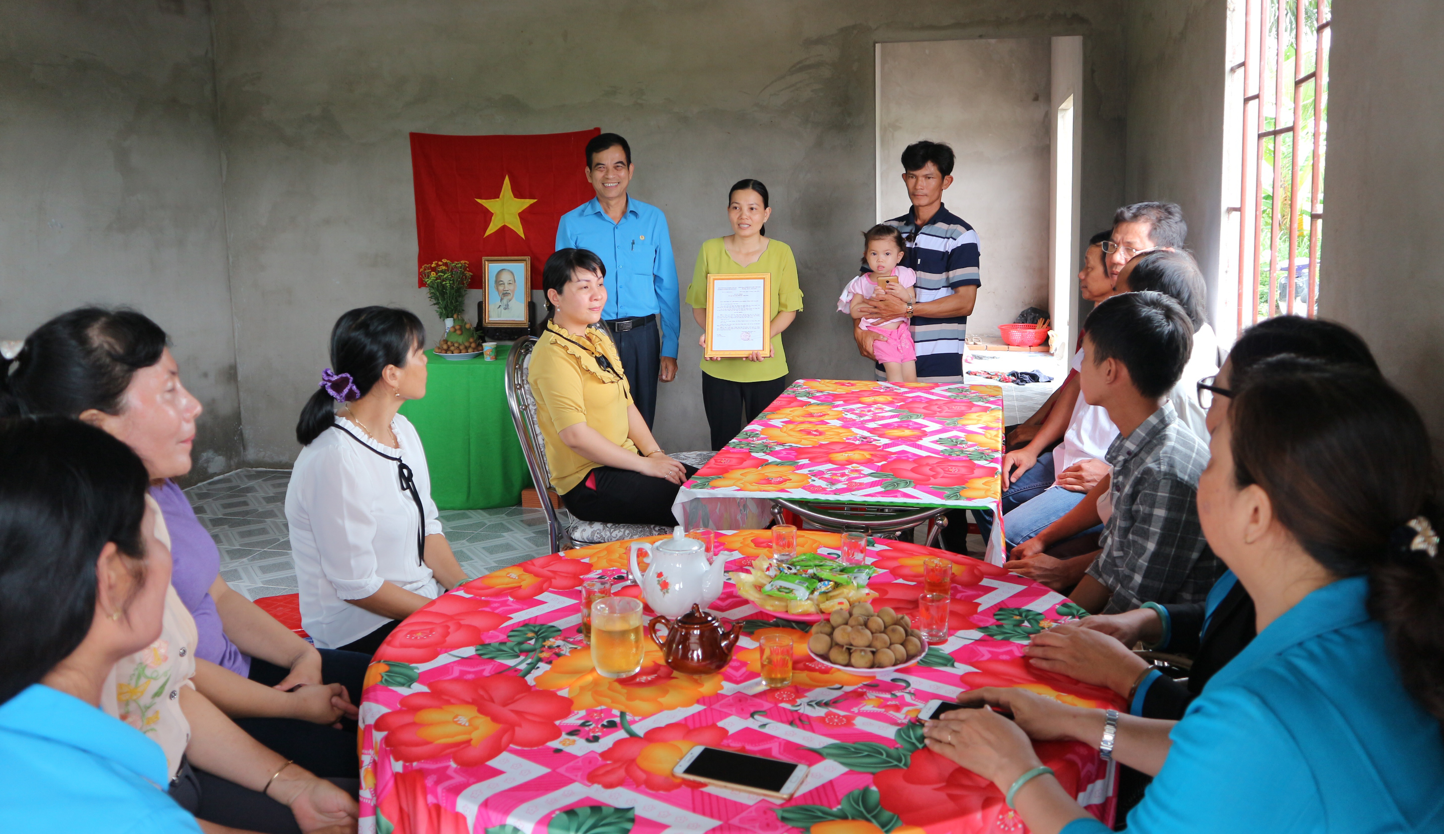 LĐLĐ tỉnh trao quyết định cho gia đình chị Giàu