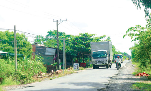 Phần nhựa hai bên mép đường tỉnh 867 đã bị bể, ăn sâu  vào tim đường, mỗi khi có xe tải đi qua phải né tránh nhau,  rất dễ gây TNGT.