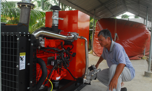 Vận hành máy phát điện chạy bằng khí biogas.