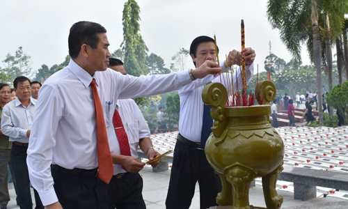 Lãnh đạo tỉnh thắp hương cho những liệt sĩ chưa biết tên