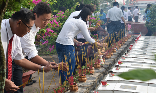Lãnh đạo, cán bộ các sở, ngành thắp hương tại nghĩa trang liệt sĩ tỉnh