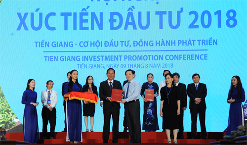 Đại diện ngân hàng trao bảng cam kết tín dụng cho doanh nghiệp.