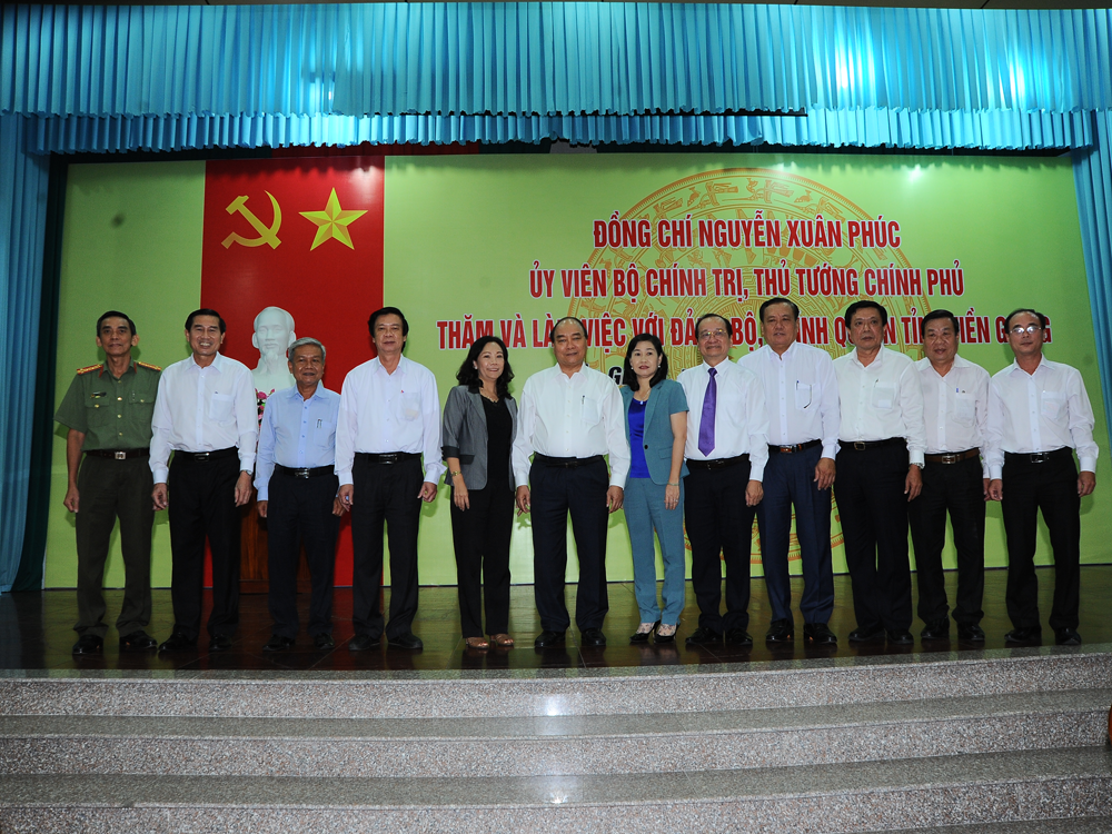 Thủ tướng Chính phủ Nguyễn Xuân Phúc chụp hình lưu niệm cùng lãnh đạo tỉnh.