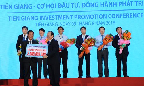 Doanh nghiệp trao bảng tượng trưng đóng góp cho Quỹ An sinh xã hội tỉnh Tiền Giang.