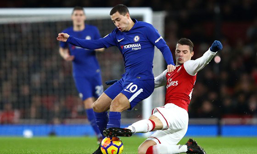 Tiền vệ Xhaka (Arsenal) phạm lỗi với Eden Hazard (Chelsea)