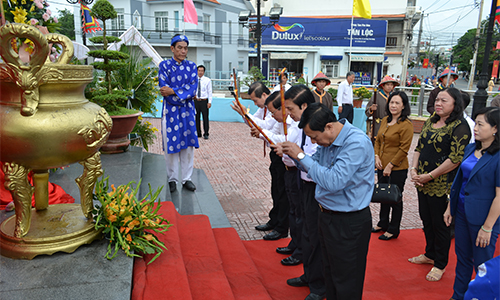 Đoàn đại biểu cán bộ lãnh đạo tỉnh Tiền Giang thắp hương tưởng niệm tại Tượng đài AHDT Trương Định tại TX. Gò Công.